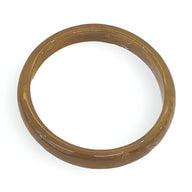 Bracelet jonc en résine marron translucide avec finition lisse et légère brillance.