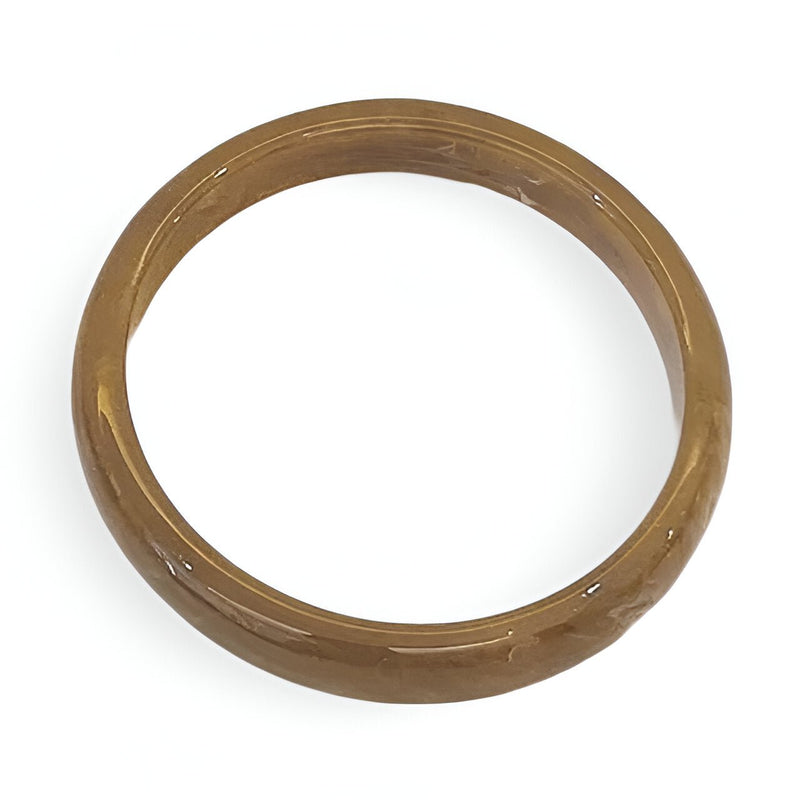 Bracelet jonc en résine marron translucide avec finition lisse et légère brillance.