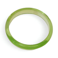 Bracelet jonc en résine vert clair brillant, finition lisse et ronde.