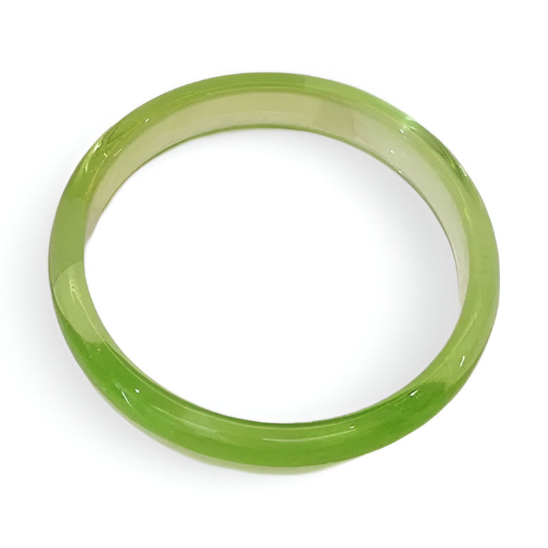 Bracelet jonc en résine vert clair brillant, finition lisse et ronde.