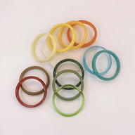 Bracelets joncs en résine aux teintes bordeaux, marron, vert clair, vert foncé, turquoise, jaune pâle et orange, finition.