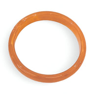 Bracelet jonc en résine lisse couleur orange vif brillant.