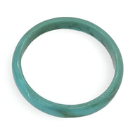 Bracelet jonc en résine turquoise translucide avec finition lisse et ronde.
