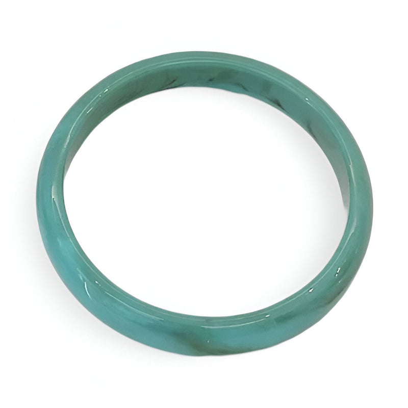 Bracelet jonc en résine turquoise translucide avec finition lisse et ronde.