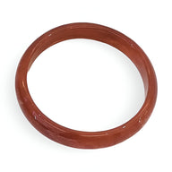 Bracelet jonc en résine de couleur marron avec finition lisse et brillante.