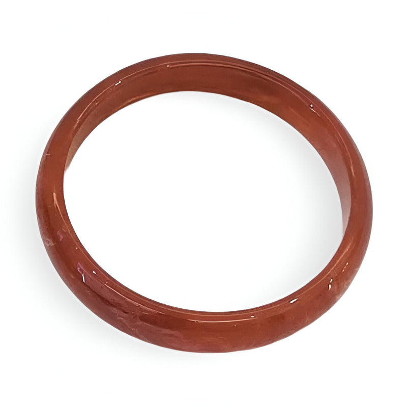 Bracelet jonc en résine de couleur marron avec finition lisse et brillante.