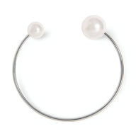 Bracelet jonc en titane argenté à extrémités ornées de perles d'imitation blanches.