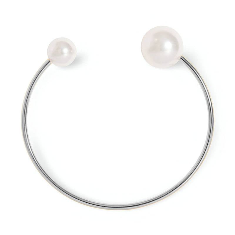 Bracelet jonc en titane argenté à extrémités ornées de perles d'imitation blanches.