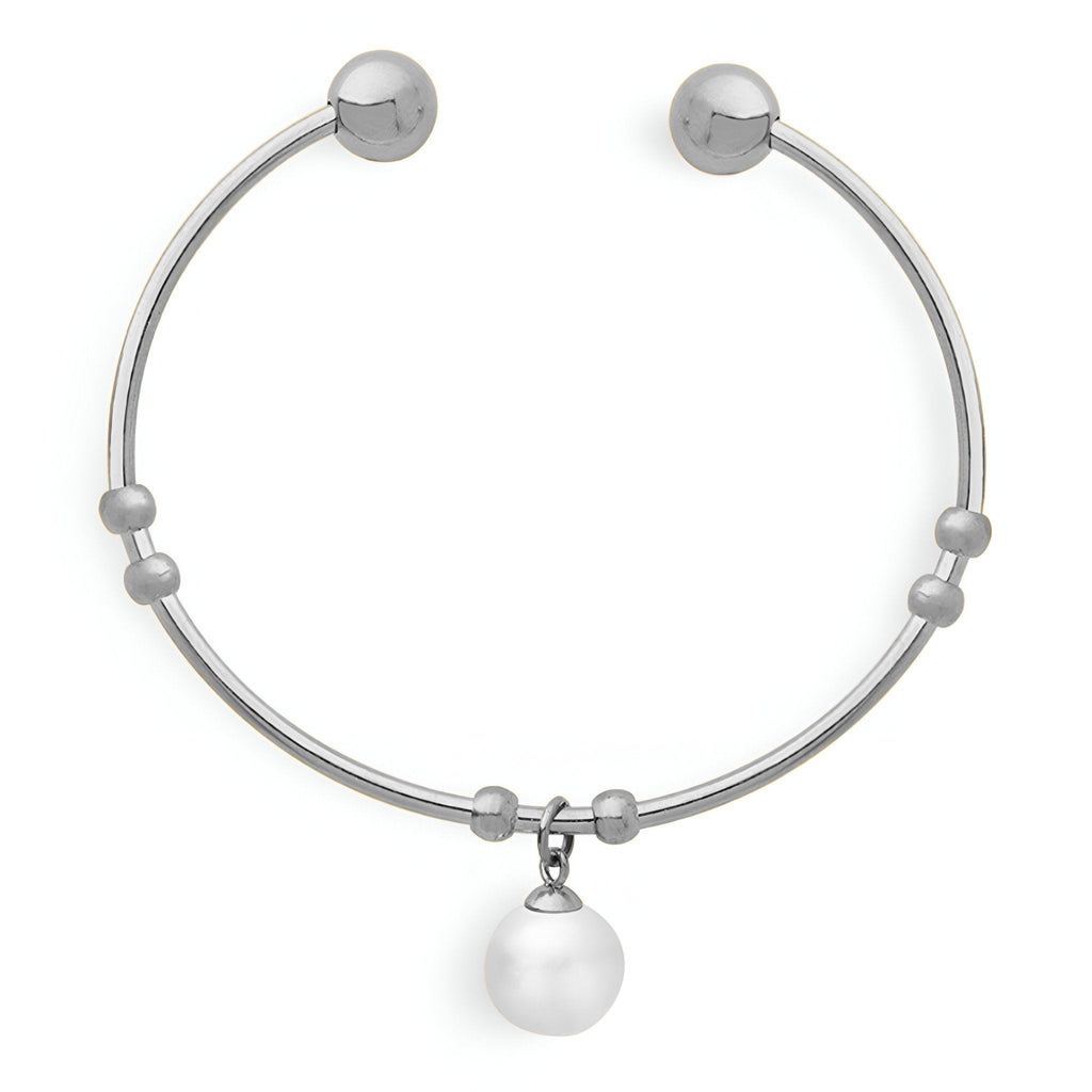 Bracelet jonc en titane argenté orné de petites perles et d’une perle blanche pendante.