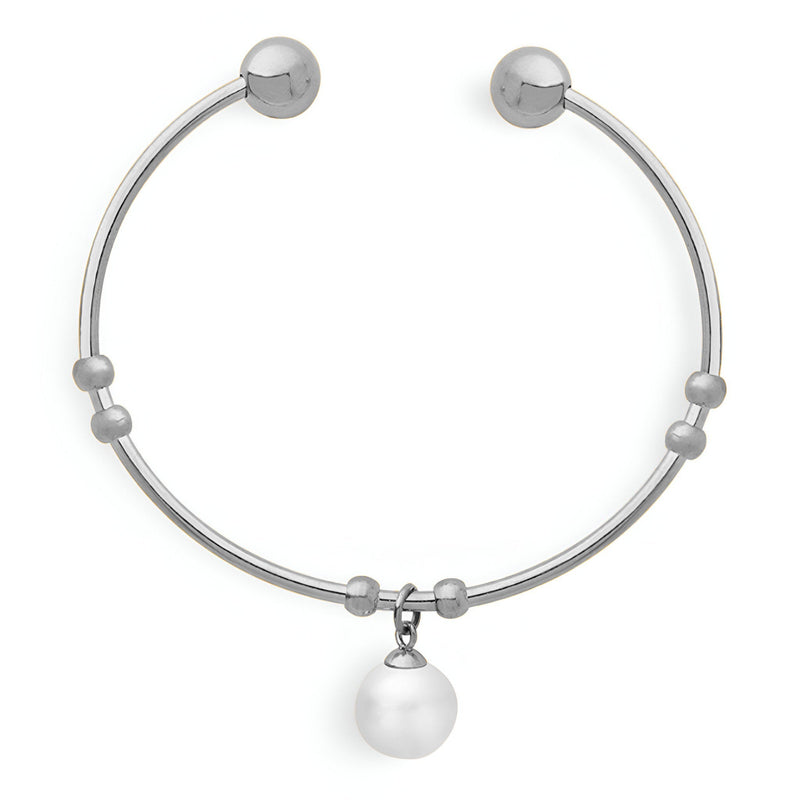 Bracelet jonc en titane argenté orné de petites perles et d’une perle blanche pendante.