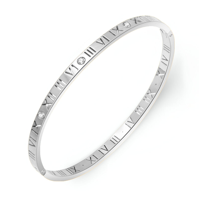 Bracelet jonc en titane argenté avec chiffres romains gravés et pierres de zircon intégrées.