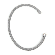 Bracelet jonc fin en titane argenté à texture tressée avec extrémités lisses arrondies.
