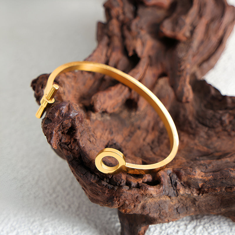 Bracelet jonc fin en titane plaqué or avec boucle ovale minimaliste, modèle Romane.