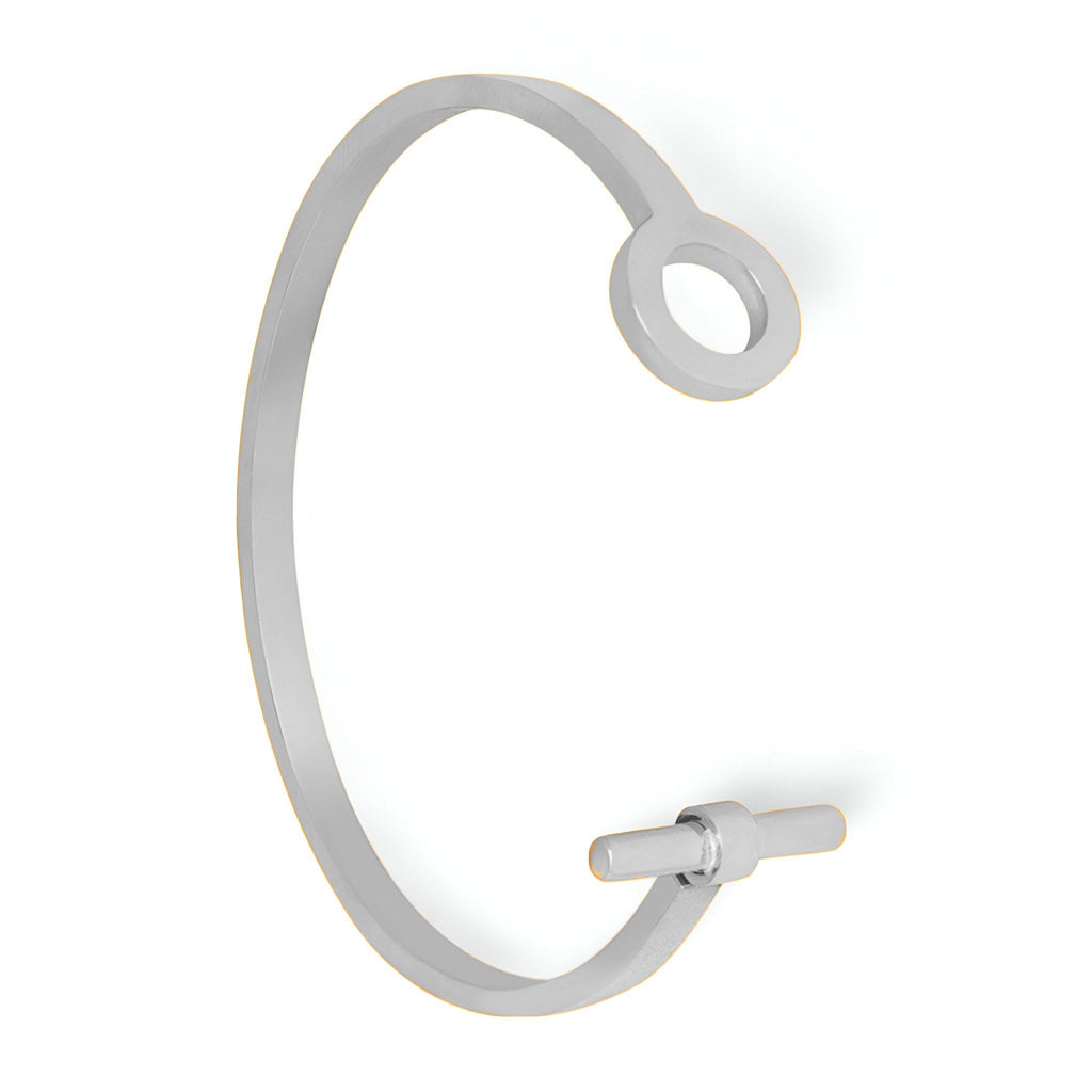 Bracelet jonc en titane argenté avec fermeture en T minimaliste et design ouvert moderne.