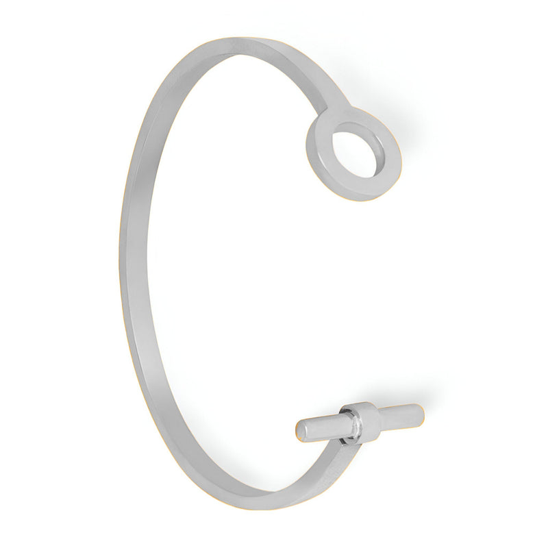 Bracelet jonc en titane argenté avec fermeture en T minimaliste et design ouvert moderne.