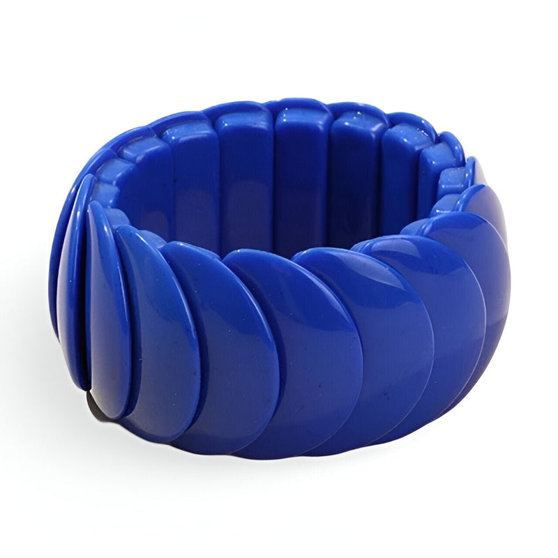 Bracelet jonc épais en acrylique bleu brillant avec segments arrondis et design contemporain.
