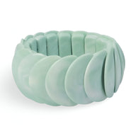 Bracelet jonc épais en acrylique vert pâle à maillons larges arrondis pour femme.