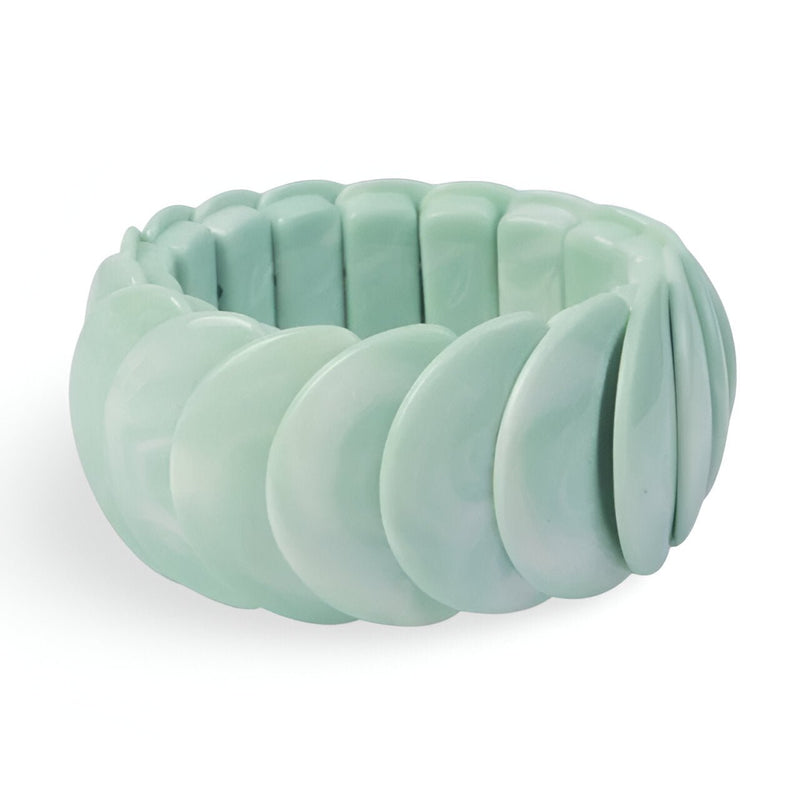 Bracelet jonc épais en acrylique vert pâle à maillons larges arrondis pour femme.