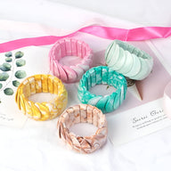 Bracelets jonc épais en acrylique aux couleurs pastel beige tacheté, rose, turquoise, bleu, marron et vert pâle, style large .