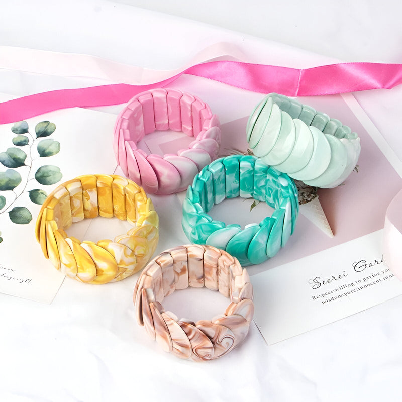 Bracelets jonc épais en acrylique aux couleurs pastel beige tacheté, rose, turquoise, bleu, marron et vert pâle, style large .