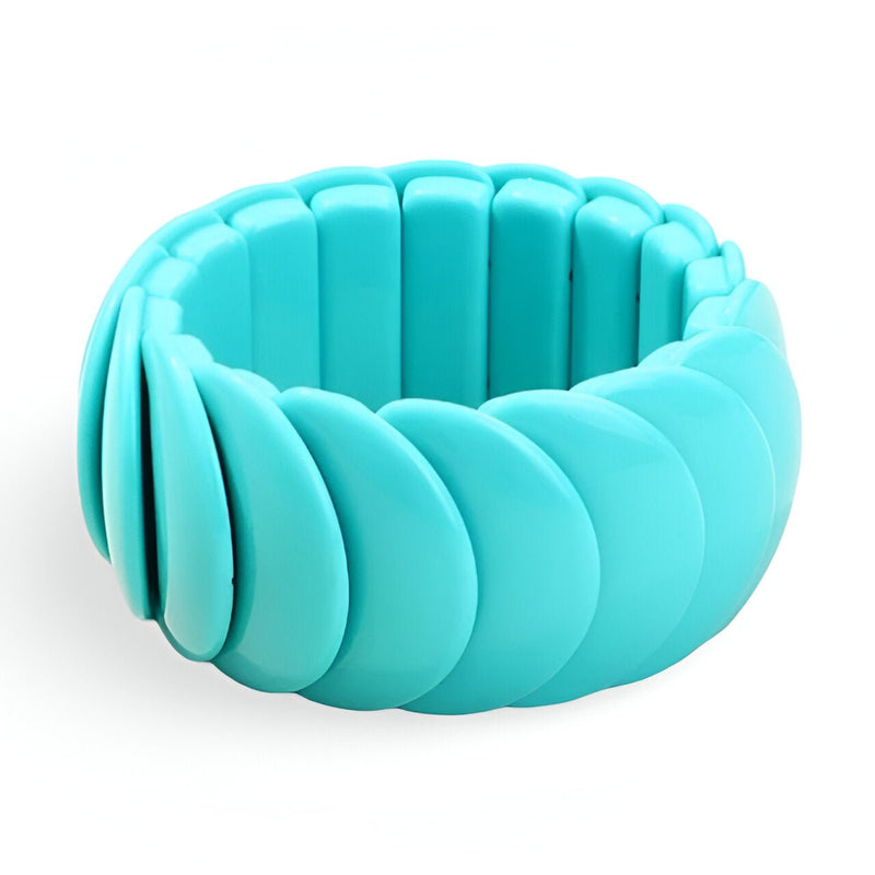 Bracelet jonc épais en acrylique turquoise avec segments larges et lisses.