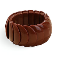 Bracelet jonc épais en acrylique marron foncé à sections ovales lisses et brillantes.