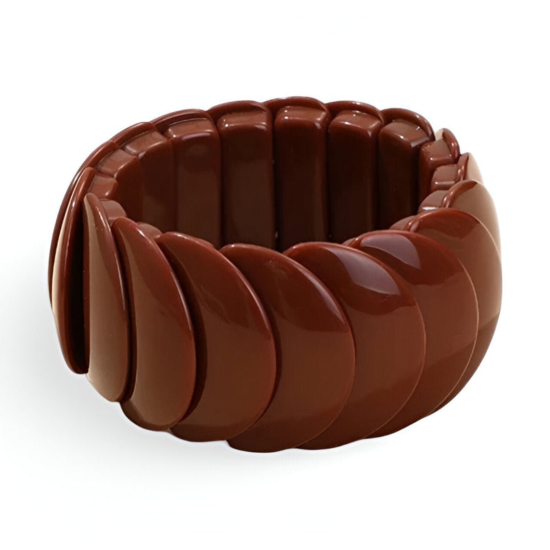 Bracelet jonc épais en acrylique marron foncé à sections ovales lisses et brillantes.