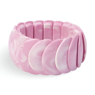 Bracelet jonc épais en acrylique rose marbré avec maillons larges et arrondis.
