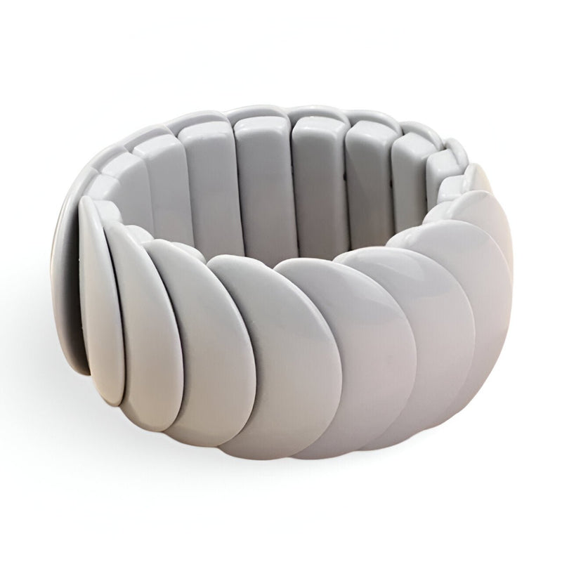 Bracelet jonc épais beige en acrylique à larges maillons arrondis pour femme.