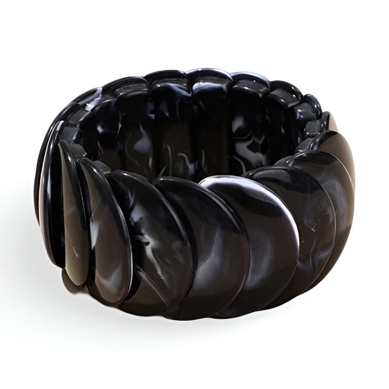 Bracelet jonc épais noir en acrylique avec design sculpté ondulé pour femme.