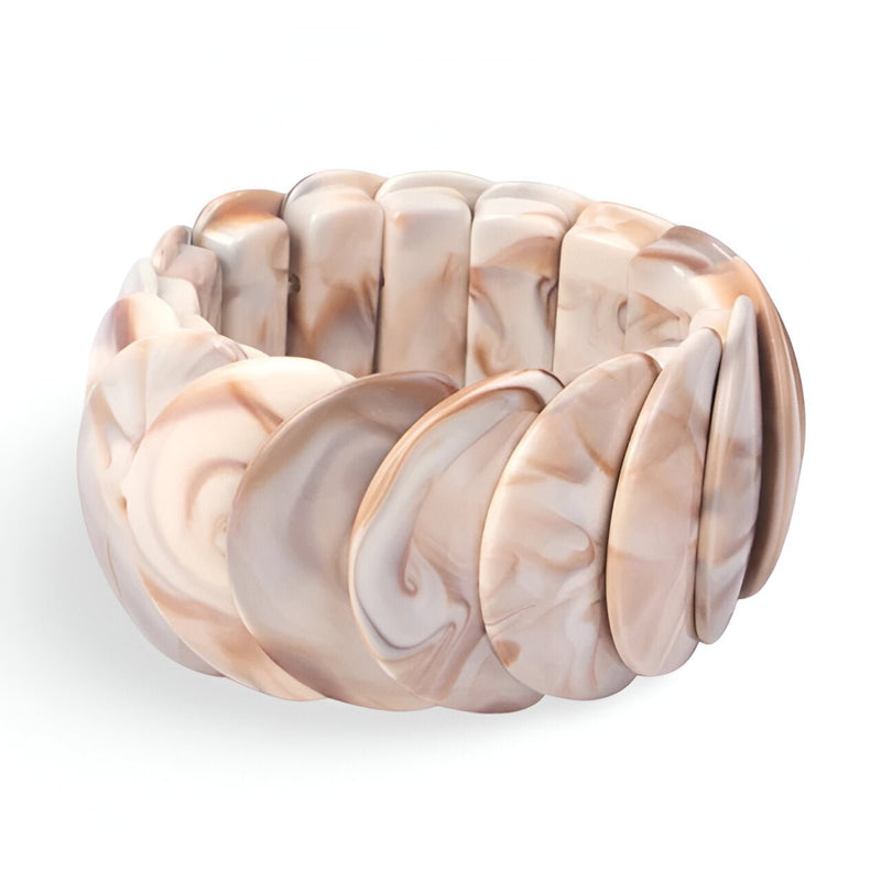 Bracelet jonc épais en acrylique beige tacheté aux formes arrondies et effet marbré pâle.