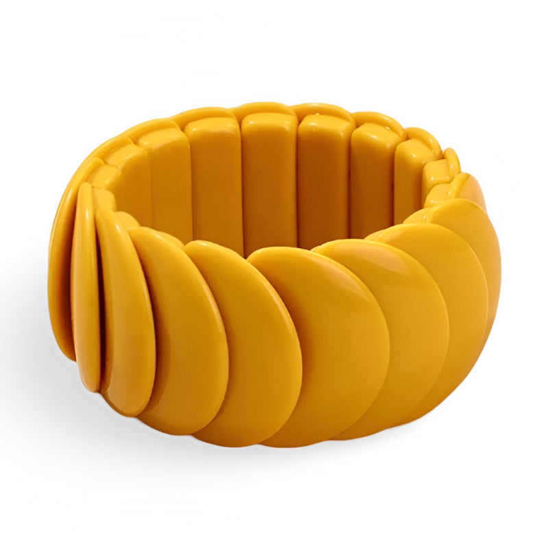 Bracelet jonc épais en acrylique jaune moutarde avec plaquettes larges et arrondies.