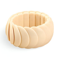 Bracelet jonc épais beige en acrylique avec maillons ovales lisses, style moderne et élégant.
