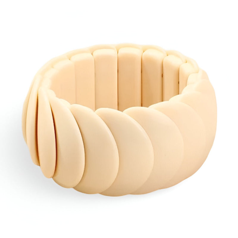 Bracelet jonc épais beige en acrylique avec maillons ovales lisses, style moderne et élégant.