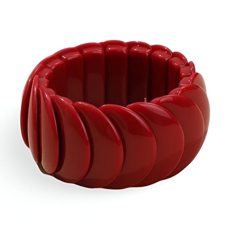 Bracelet jonc épais en acrylique rouge vif avec design incurvé texturé.