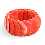Bracelet jonc épais en acrylique rouge corail avec effet marbré brillant.