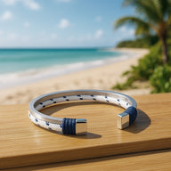 Bracelet jonc argenté en acier inoxydable avec cordon coton beige et détails bleus pour homme.