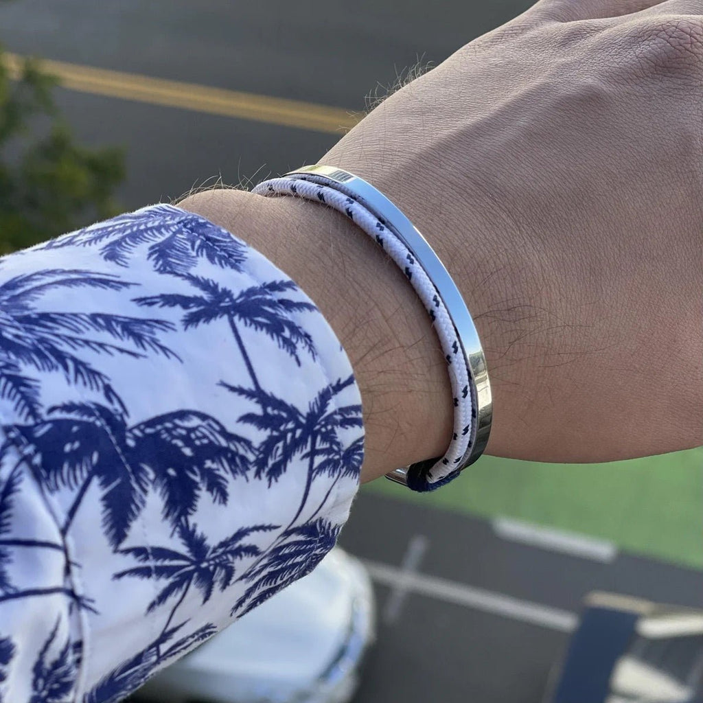 Bracelet jonc en acier inoxydable argenté avec cordon noir, style épuré pour homme.