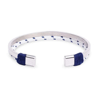 Bracelet jonc argenté en acier inoxydable avec cordon blanc à motifs bleus noué sur les extrémités.