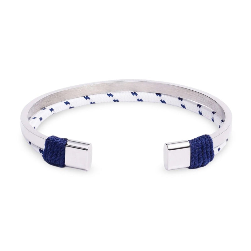 Bracelet jonc argenté en acier inoxydable avec cordon blanc à motifs bleus noué sur les extrémités.