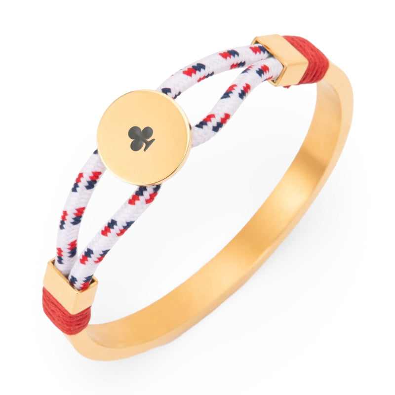 Bracelet jonc doré avec cordon blanc à motifs bleus et rouges, médaillon rond gravé trèfle noir.