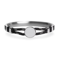 Bracelet jonc argent avec cordon noir tressé et médaillon central lisse rond.