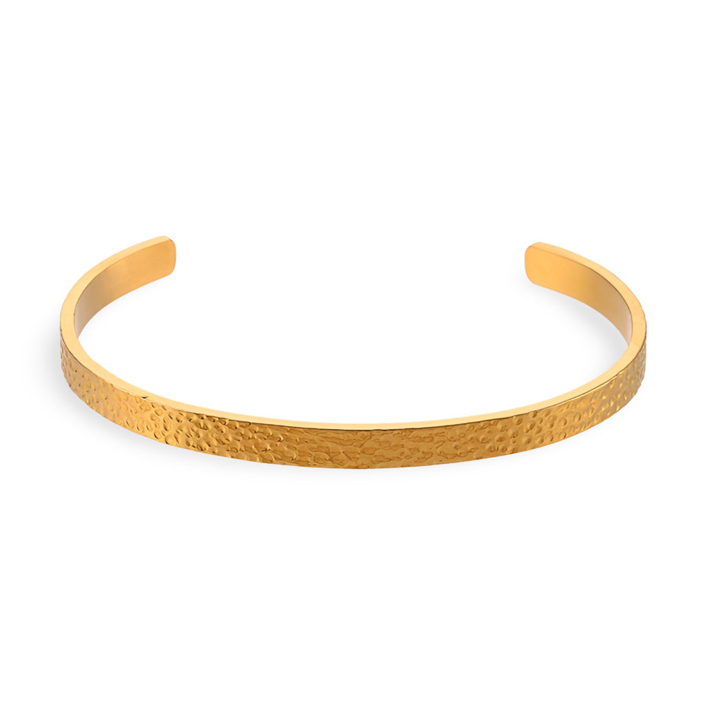 Bracelet jonc fin en acier inoxydable doré avec finition martelée, design épuré et élégant.