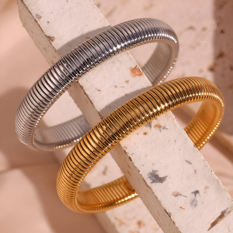 Bracelet jonc flexible en maille acier inoxydable, coloris argent et or, modèle Aliza, finition brillante.