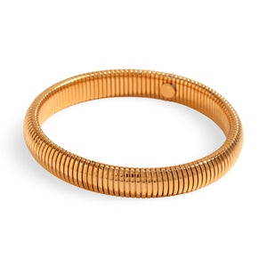 Bracelet jonc flexible en acier inoxydable doré avec maille texturée modèle Aliza.