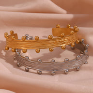 Bracelet jonc or 18 carats avec sphères lisses, texture nervurée, modèle Gemma et version argent assortie.