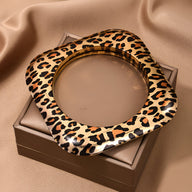 Bracelet jonc carré marron à motif léopard pour femme au design moderne et élégant.
