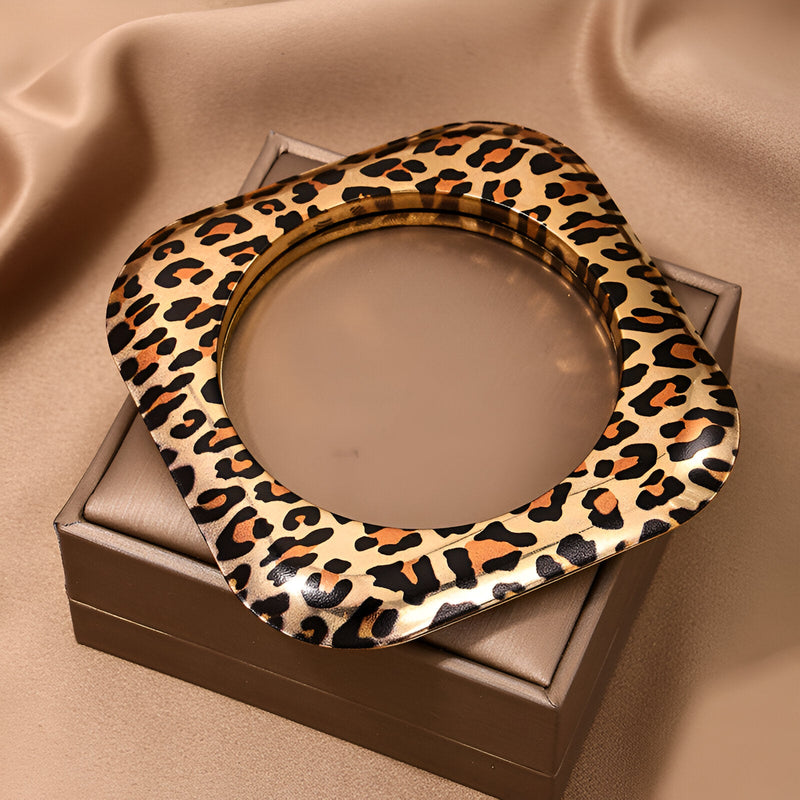 Bracelet jonc carré marron à motif léopard pour femme au design moderne et élégant.