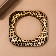 Bracelet jonc carré marron à motif léopard, finition brillante féminine.