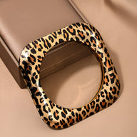 Bracelet jonc carré marron en motif léopard brillant pour femme modèle Malika.